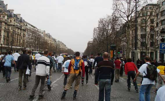 Die Champs Elysées hinab rollen