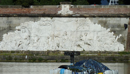 Plastik am Beginn des Canal Du Midi