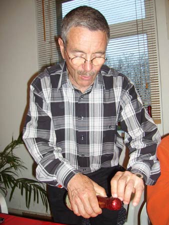Hans öffnet den Sekt