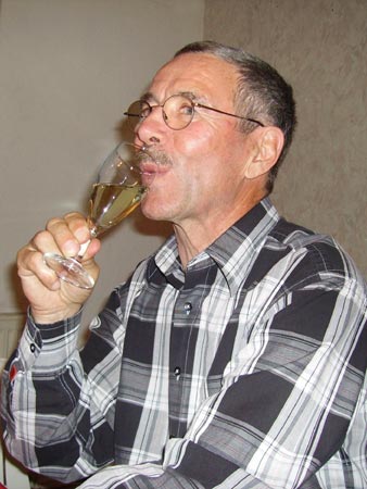 Hans kostet den Sekt