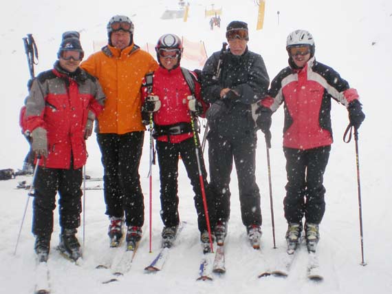 Füf Skater als Skifahrer